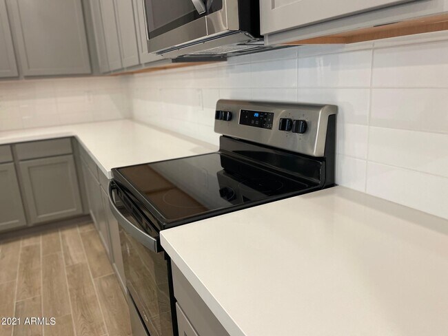 Building Photo - 901 S Smith Rd