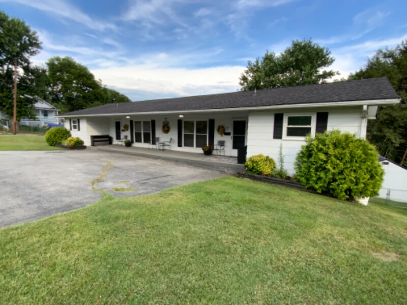 Building Photo - 701 Carson St