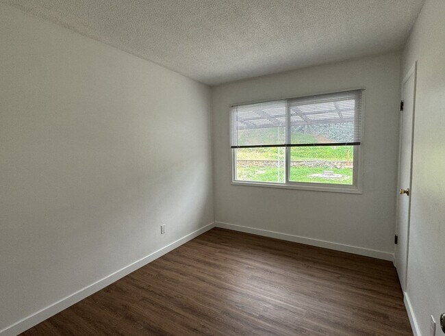 Building Photo - 4 Bedroom / 2 Bathroom home for rent