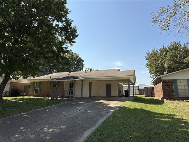 Building Photo - Beautiful 3 bedroom 2 bath home for lease ...