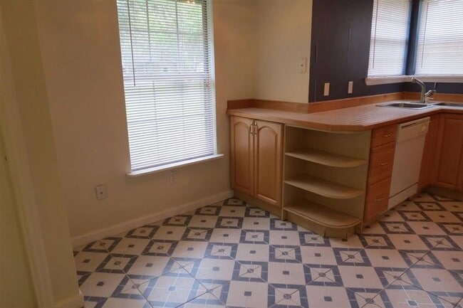 Building Photo - Awesome Townhouse with a Garage!