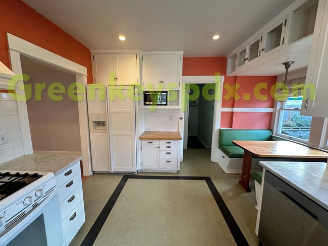 Building Photo - Awesome 3-Bedroom, 2-Bathroom House betwee...