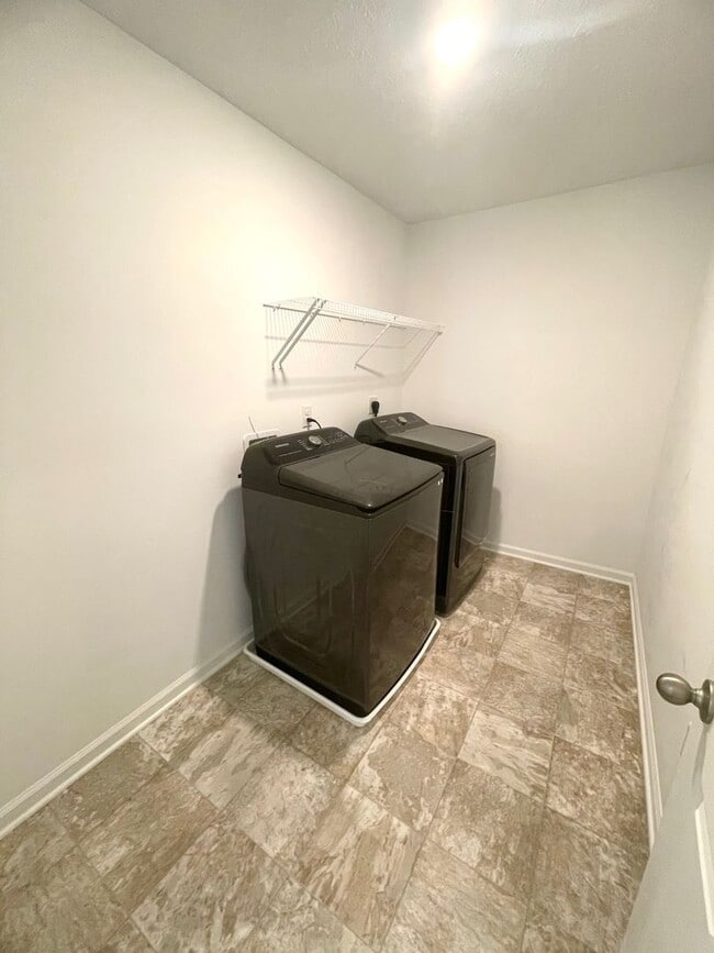 Building Photo - Newer Construction Home!