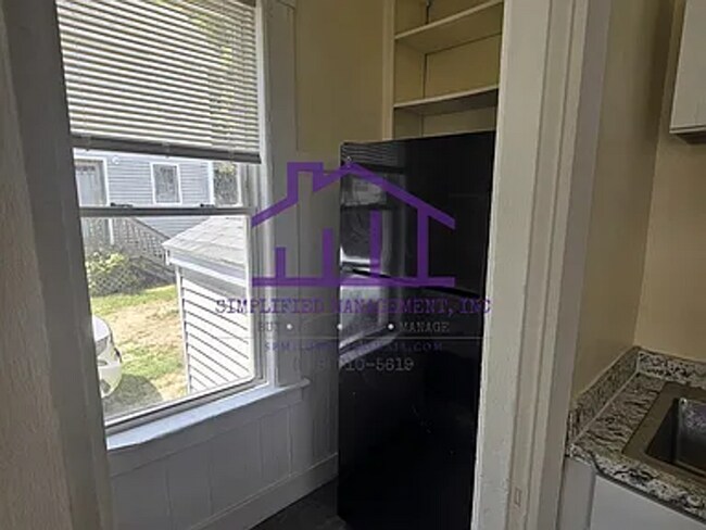 Building Photo - 5-Bedroom, 1-bathroom Unit available in Dover, NH!