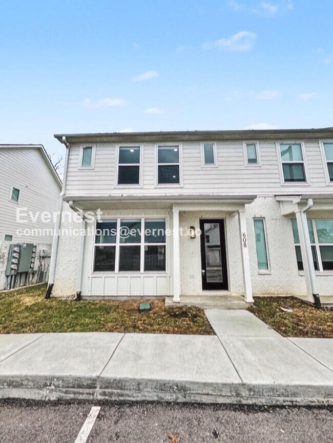 Building Photo - Limited Time Special Offer! / 3 Bed/2.5 Bath Townhome with Off-Street Parking / Pet-Friendly / Av...