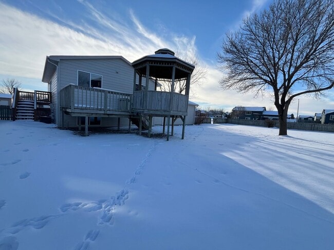 Building Photo - 5 Bed/2 Bath West Side Home!