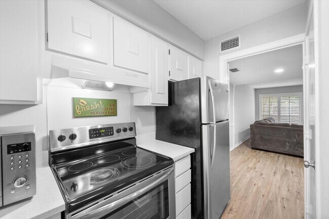 Building Photo - Luxury Townhome Living in the Prestigious Gated Community of Indian Creek – Available Now!