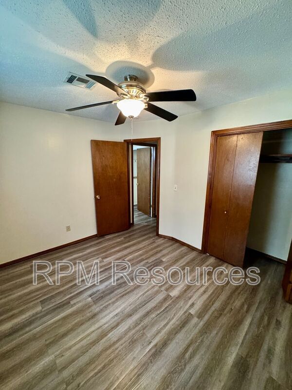 Building Photo - 7625 S Sherwood Ave
