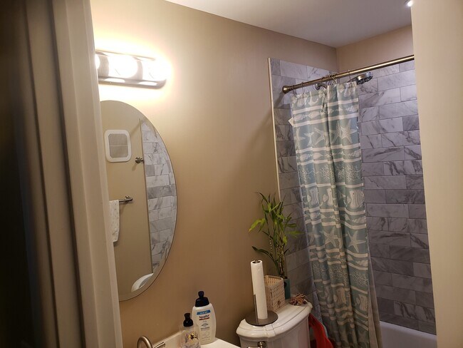 Building Photo - 9397 Bay Colony Dr