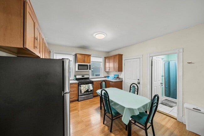 Building Photo - Mission Hill 4 bed...