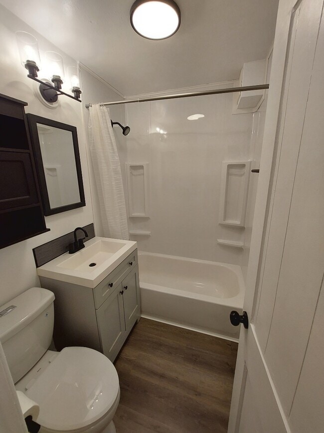 Building Photo - 335 Valley Dr