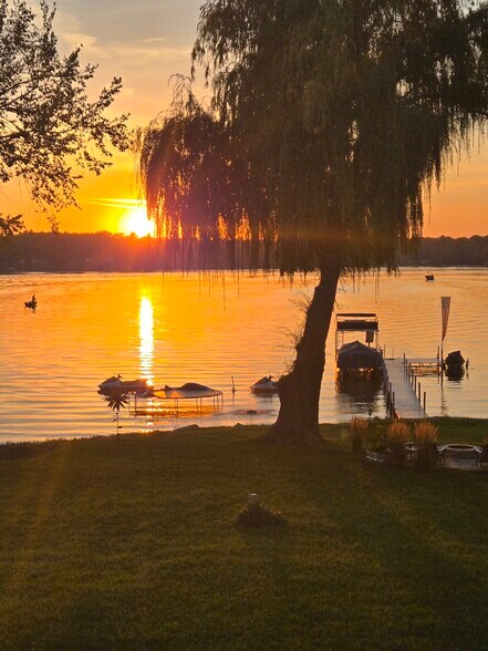 Building Photo - 15305 Silver Beach Dr