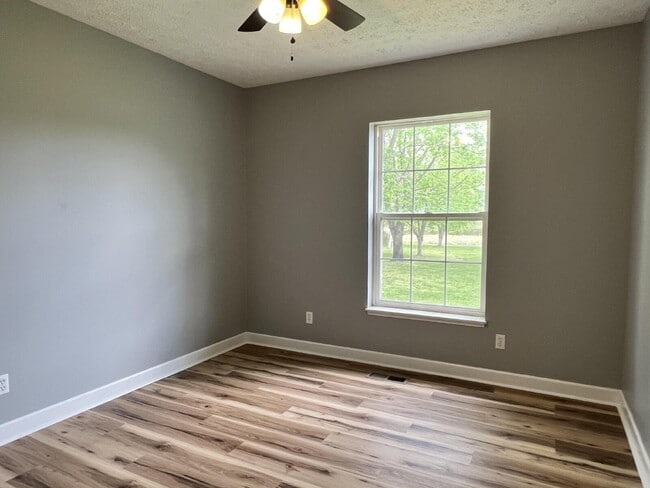 Building Photo - "Charming 3-Bedroom Haven with 2 Full Baths in Portland, TN – Your Cozy Retreat Awaits!"