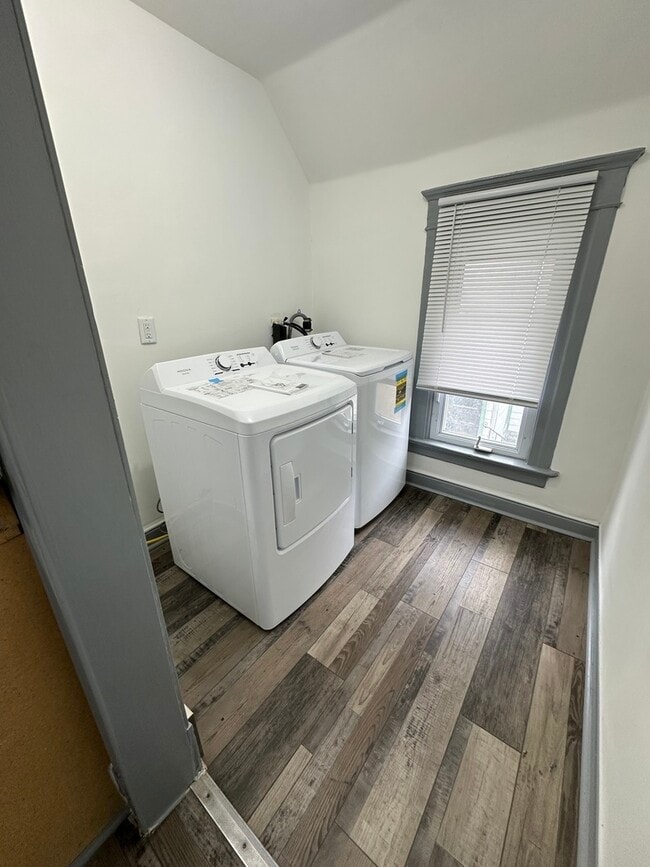 Building Photo - 408 S Gardiner Ave