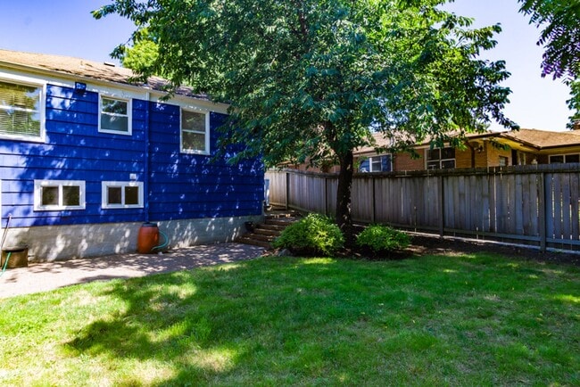 Building Photo - 2bd/1.75ba Seattle House