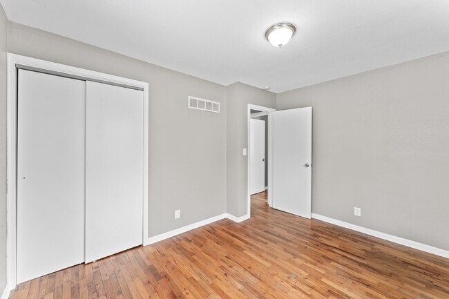 Building Photo - 2 Bedroom Home with Spacious Fenced In Yard!  1st Month's Rent is Free!*