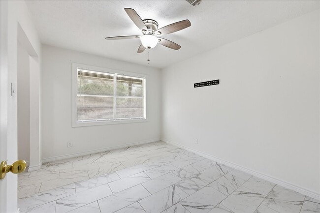 Building Photo - 165 Loving Dr