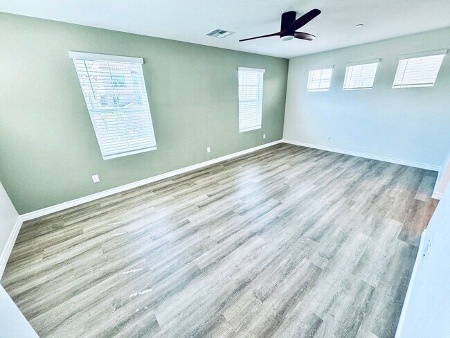 Building Photo - Spacious Three Story 3 Bed 3.5 Bath Smarth...