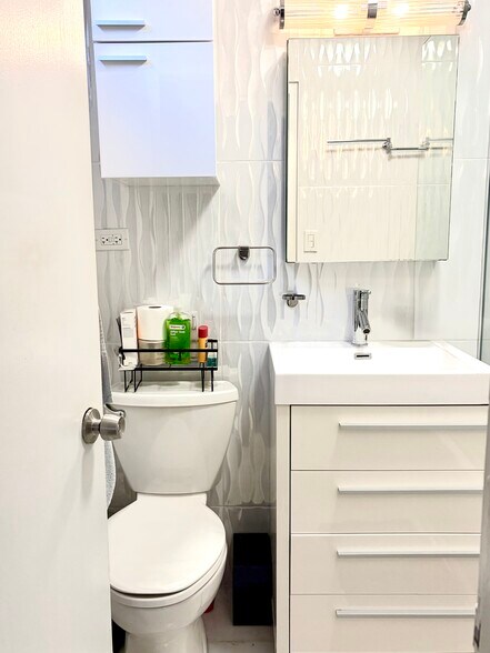 Building Photo - 129 E Bellevue Pl