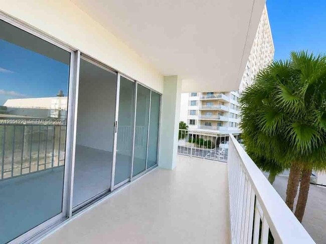 Building Photo - 500 Bayview Dr