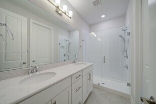 Building Photo - 1280 Eucalyptus Dr