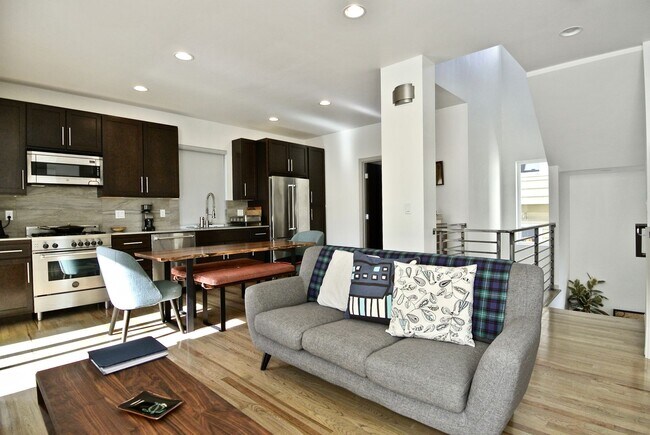 Building Photo - Modern, Stand Alone Home in the heart of Ballard!