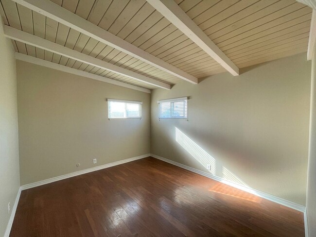 Building Photo - Pierpont Beach Duplex