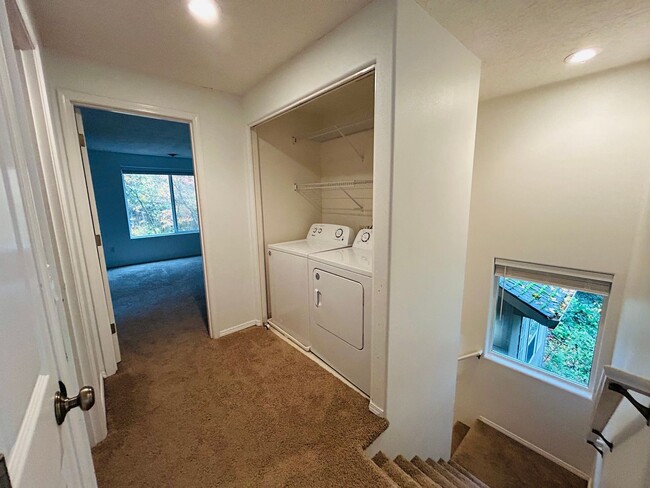 Building Photo - Adorable SW Portland Home Now Available