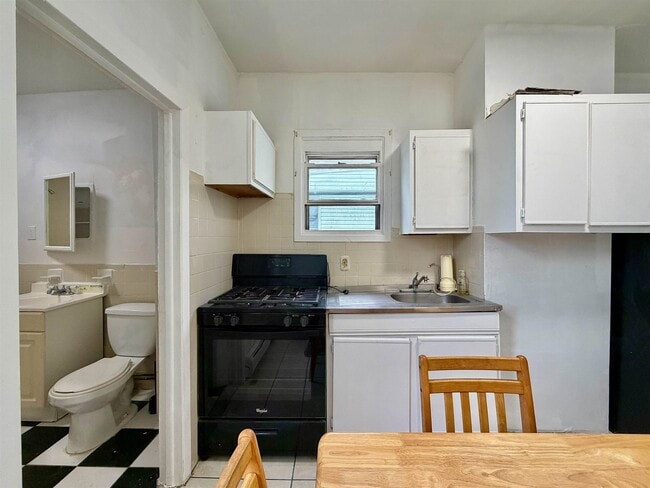 Building Photo - 94 Ferry St