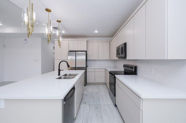 Building Photo - 604 Silvana Dr
