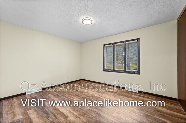 Building Photo - 608 E 78th St