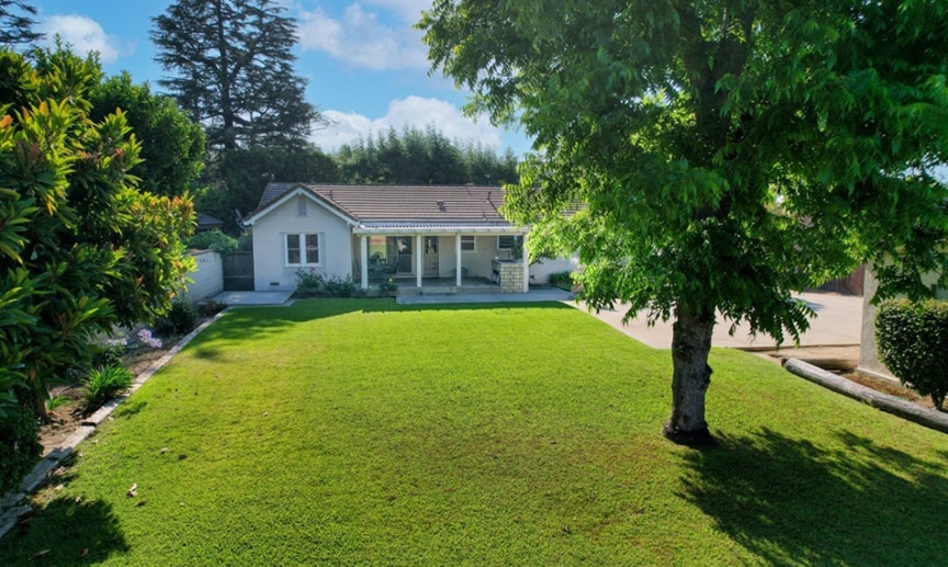Nicely manicured backyard - 1419 S 4th Ave