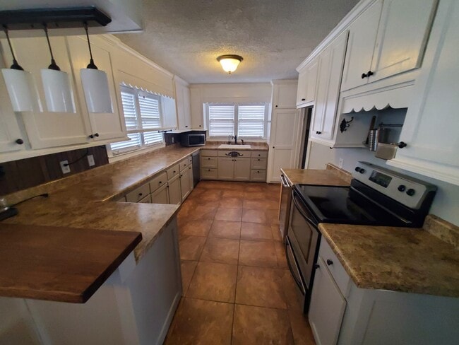 Building Photo - 633 Moulton St E