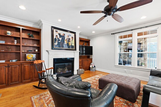 Building Photo - Elegant 5 bedroom home in Bedford!