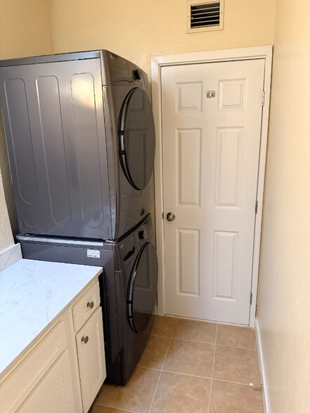 Building Photo - 755 E Holaway Dr