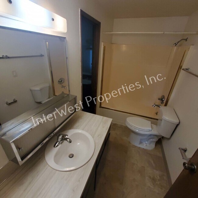 Building Photo - JOHNS01