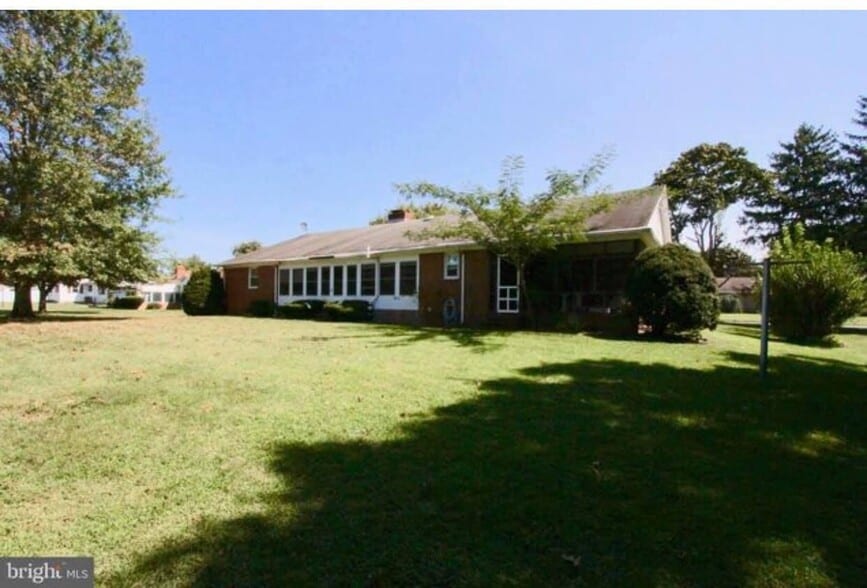 Building Photo - 122 Collins Ave