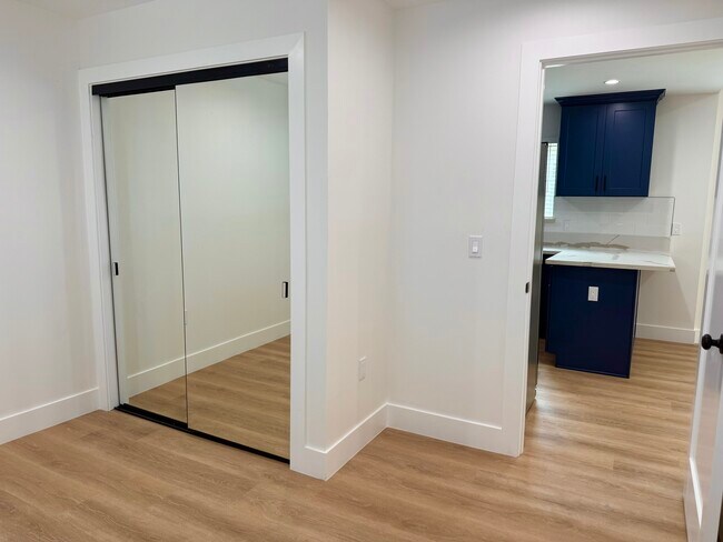 Building Photo - 678 E 45th St