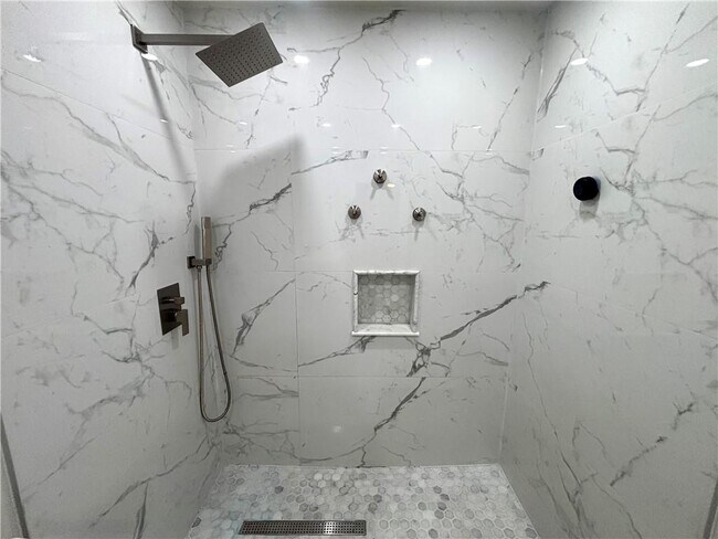 Building Photo - 8389 Regent St