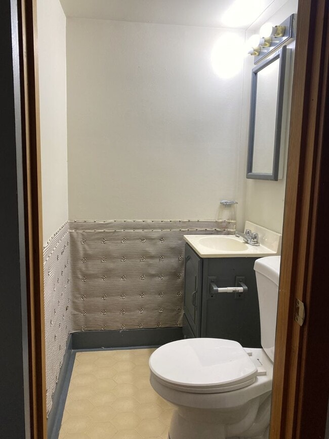 Building Photo - Country Home!