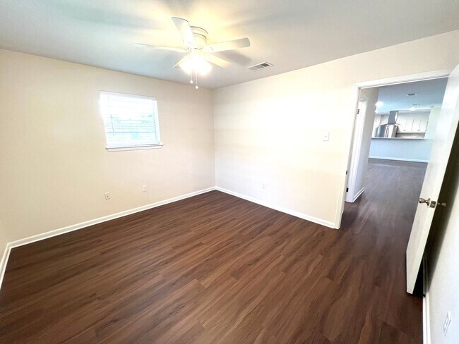 Building Photo - Updated 3 Bedroom Home with All Appliances & Double Garage