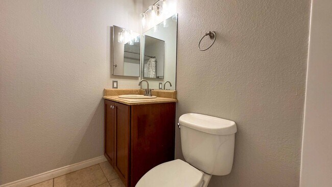 Building Photo - Enjoy Half Off Your First Month's Rent! 3-bedroom, 2.5-bath Split-Level Condo