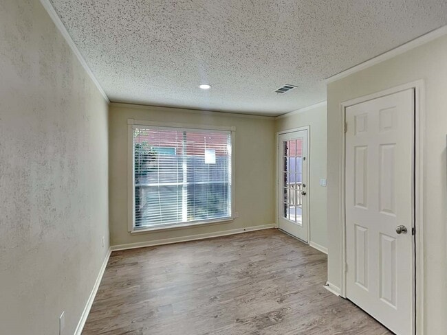 Building Photo - 110 S Village Knoll Cir