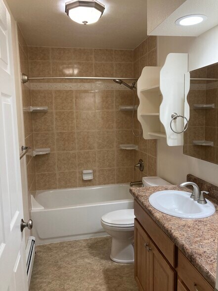 Building Photo - 712 W 47th Ave