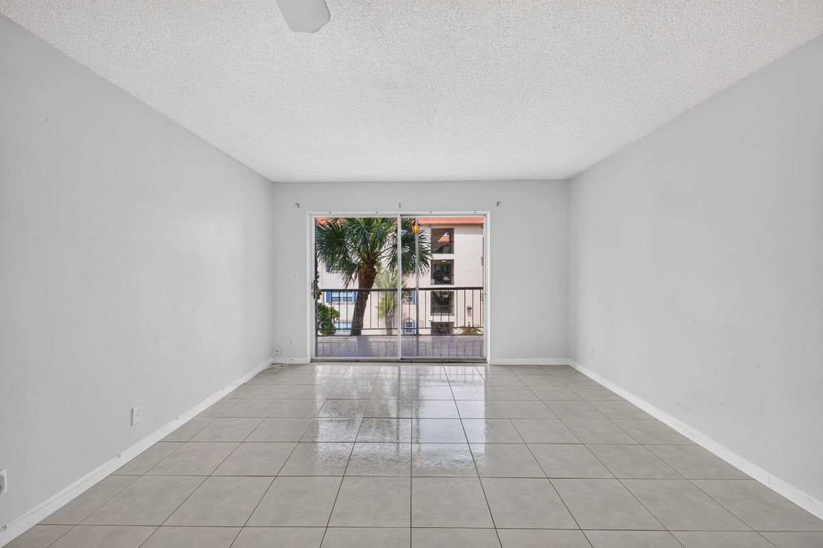 Building Photo - 660 Tennis Club Dr