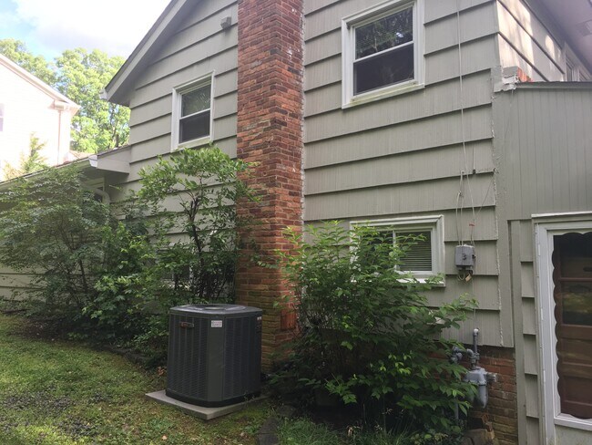 Building Photo - 1115 Westbriar Ct NE