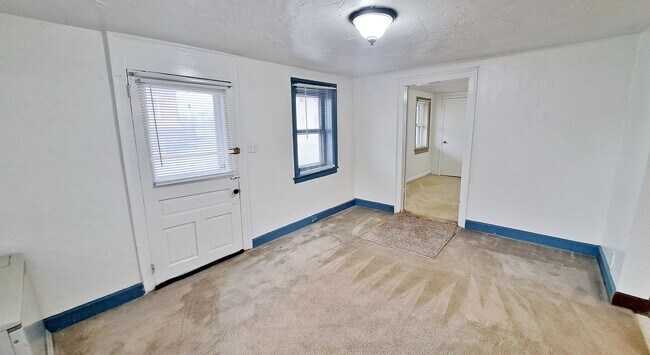 Building Photo - 104 W King St