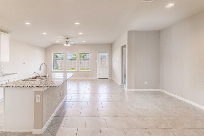 Building Photo - 7558 Highland Chase Dr