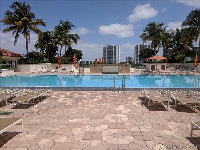 Building Photo - 20000 E Country Club Dr