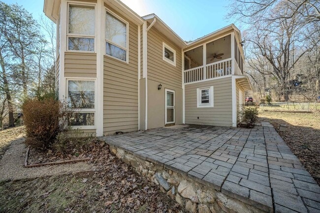 Building Photo - 332 Flower Dr